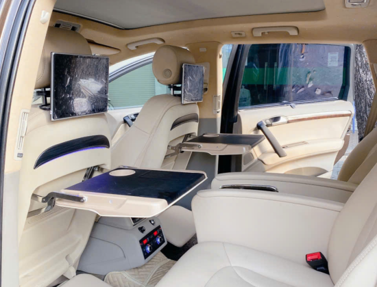 LẮP ĐẶT BÀN LÀM VIỆC SAU GHẾ CHO XE AUDI Q7 SANG TRỌNG 