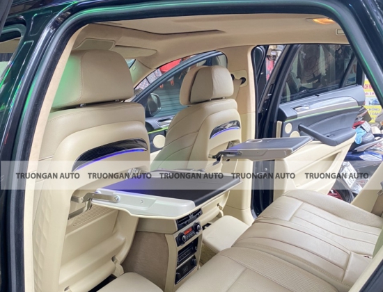  LẮP ĐẶT BÀN LÀM VIỆC SAU GHẾ CHO XE BMW X6 CAO CẤP