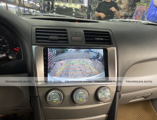 TOYOTA CAMRY TRỞ NÊN TIỆN NGHI HƠN VỚI BỘ MÀN HÌNH DVD SANTEK 
