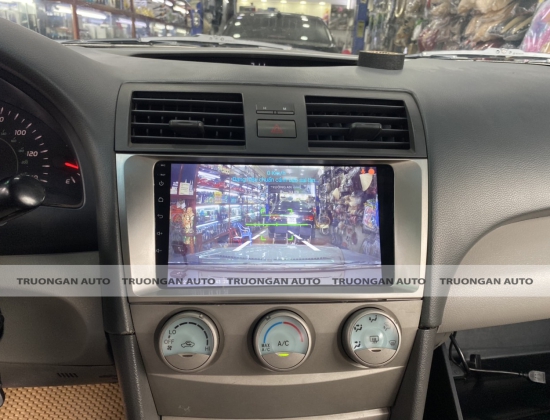 TOYOTA CAMRY TRỞ NÊN TIỆN NGHI HƠN VỚI BỘ MÀN HÌNH DVD SANTEK 