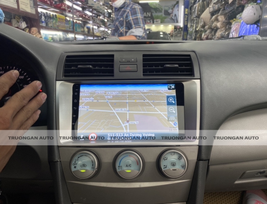 TOYOTA CAMRY TRỞ NÊN TIỆN NGHI HƠN VỚI BỘ MÀN HÌNH DVD SANTEK 