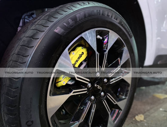 LẮP ĐẶT ỐP MÁ PHANH BREMBO  CHO XE KIA CARNIVAL 2022