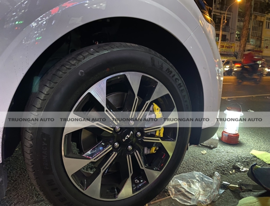 LẮP ĐẶT ỐP MÁ PHANH BREMBO  CHO XE KIA CARNIVAL 2022