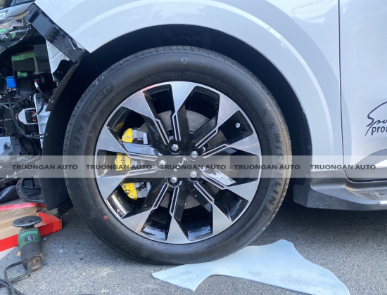 LẮP ĐẶT ỐP MÁ PHANH BREMBO  CHO XE KIA CARNIVAL 2022