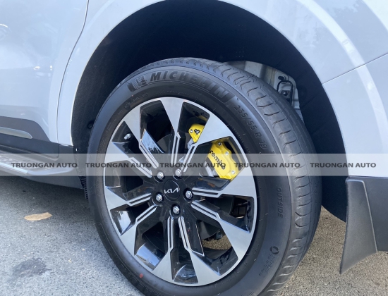 LẮP ĐẶT ỐP MÁ PHANH BREMBO  CHO XE KIA CARNIVAL 2022